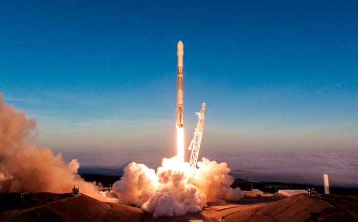 Spacexs falcon heavy rocket launches next year