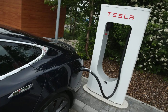 Tesla to partner with garages around manhattan for charging stations